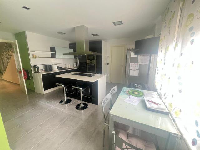Casa adosada en venta en Carrión de Calatrava. ADOSADO REFORMADO MUY GRANDE CON COCINA Y PATIO. Casas adosadas Carrión de.