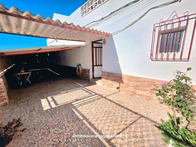 Casa adosada en venta en Cartagena, Los Dolores. Venta de Planta Baja con Parcela de 143 m² y Fachada a Dos Calles Vivienda Muy Luminosa. Casas adosadas.