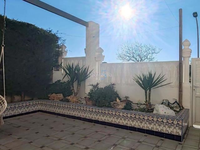 Casa adosada en venta en Cartagena, Islas Menores Mar de Cristal. Encantador dúplex en niveles situado en el centro de Mar de Cristal.Cuenta con 3 dormitorios, 2 baños, salón amueblado con acceso.
