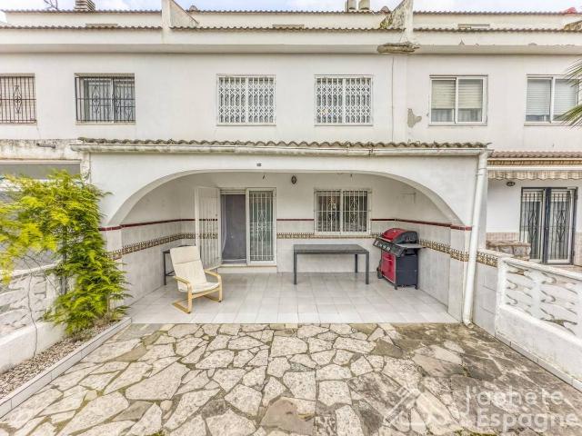 Casa adosada en Venta en Casco Urbano