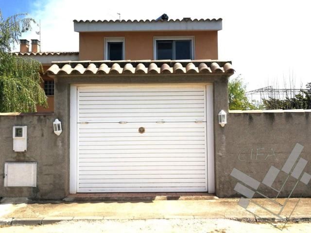 Casa adosada en Venta en Casco Urbano