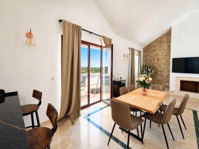 Casa adosada en venta en Casares, Bahía de Casares. ELEGANTE CHALET ADOSADO Y CON VISTAS PANORÁMICAS AL MAR. Casas adosadas.