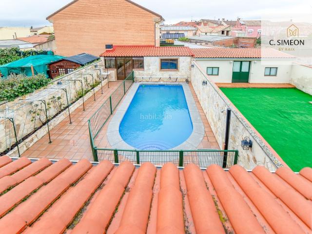 Casa adosada en venta en Casarrubuelos. Al llamar indica la referencia CS 0007.Chalet pareado con piscina privada en CasarrubuelosEspacio, privacidad y comodidad en una v. Casas adosadas.