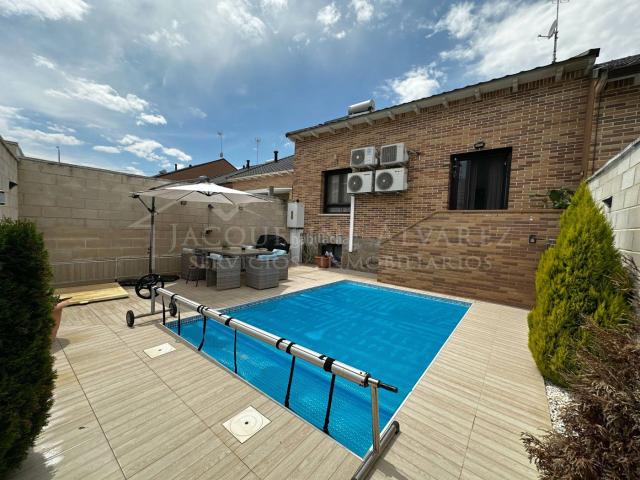 Casa adosada en venta en Casarrubuelos. CHALET ADOSADO, 3 DORMITORIOS, PISCINA, PLACAS SOLARES. Casas adosadas.