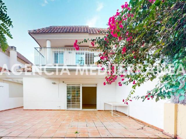 Casa adosada en Venta en Casas Verdes