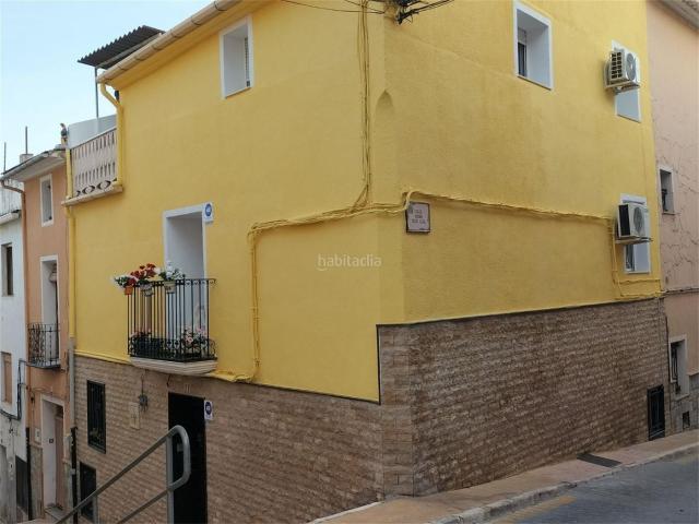 Casa adosada en venta en Castalla. Castalla calle empedrada. Casas adosadas.