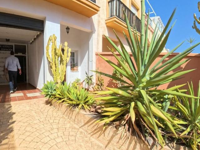 Casa adosada en venta en Castell de Ferro. Chalet adosado en venta Castell de Ferro, Costa Tropical Granada 3 hab local comercial y garaje. Casas adosadas Castell de.