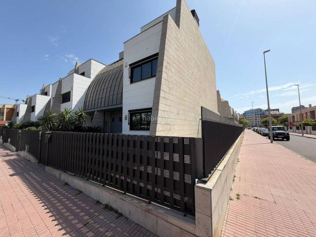 Casa adosada en venta en Castellón de la Plana, Pau Lledó. Venta de townhouse espacioso en Castelló de la Plana. Casas adosadas Castellón de la.