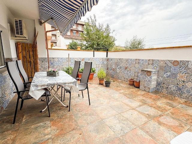 Casa adosada en venta en Castellar del Vallès, de 138 m² 5 habitaciones por 396.000
