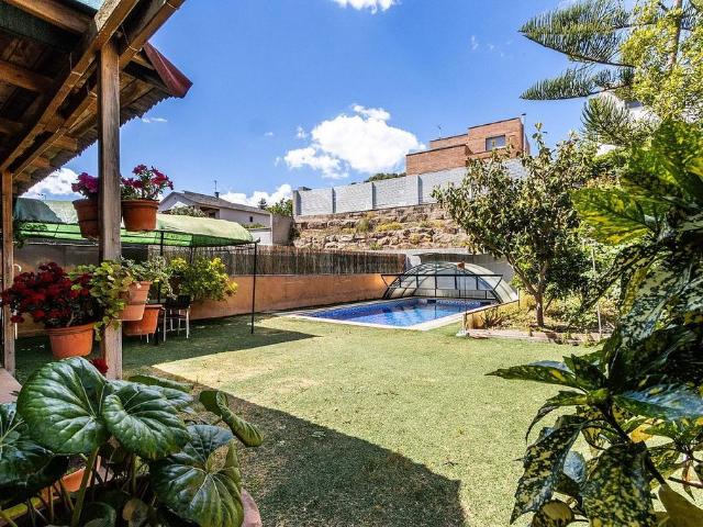 Casa adosada en venta en Castellar del Vallès, de 260 m² 5 habitaciones por 589.000