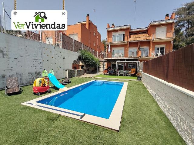 Casa adosada en venta en Castellar del Vallès, de 271 m² 4 habitaciones por 470.000