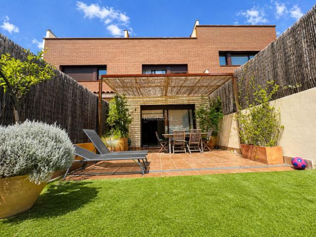 Casa adosada en venta en Castellar del Vallès, Eixample Can Bogunyà. Fantàstica casa adossada cèntrica amb jardí i solàrium. Casas adosadas Castellar del.