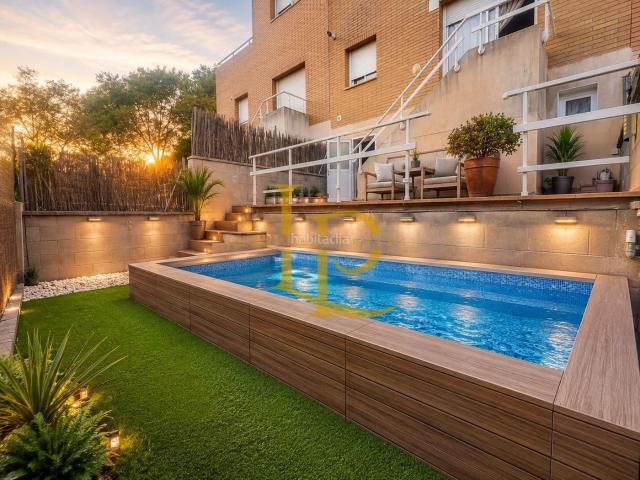 Casa adosada en venta en Castellbisbal. ESPECTACULAR CASA ADOSADA CON TERRAZAS, JARDIN Y PARKING EN CASTELLBISBAL. Casas adosadas.