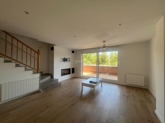 Casa adosada en venta en Castellbisbal. Increíble casa unifamiliar totalmente reformada en venta en el eixample de Catellbisbal. Casas adosadas.