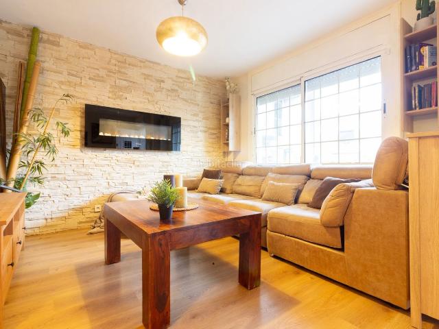 Casa adosada en venta en Castelldefels, Bellamar. Chalet adosado con jardín privado encanto, tranquilidad y múltiples posibilidades. Casas adosadas.