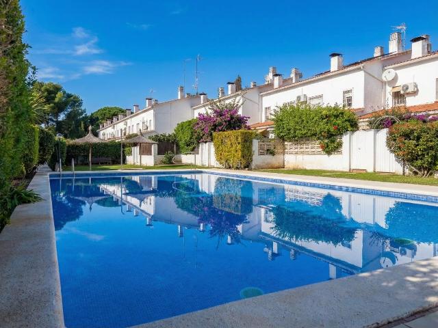 Casa adosada en venta en Castelldefels, Bellamar. Chalet adosado con piscina y parking en Bellamar. Casas adosadas.