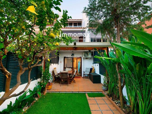 Casa adosada en venta en Castelldefels, Centre. Casa Adosada con Encanto en Montemar, Castelldefels. Casas adosadas.