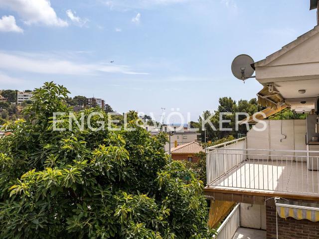 Casa adosada en venta en Castelldefels, El Poal. Casa con vistas panorámicas al mar, luz y un sinfín de posibilidades en El Poal. Casas adosadas.