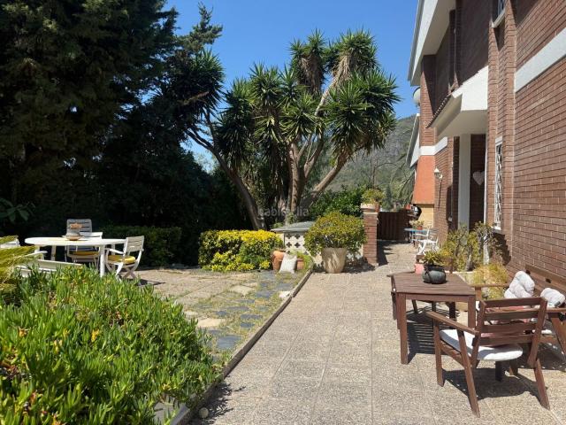 Casa adosada en venta en Castelldefels, El Poal. CASA ADOSADA CON JARDIN PRIVADO EN POAL. Casas adosadas.