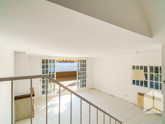 Casa adosada en venta en Castelldefels, La Pineda. Chalet rosado en venta. Casas adosadas.