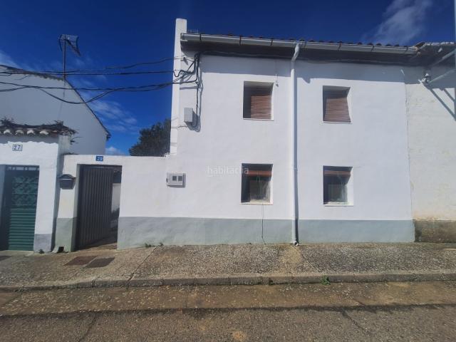 Casa adosada en venta en Cea. Tu Oasis de Tranquilidad Casa con Potencial en San Pedro de Valderaduey. Casas adosadas.