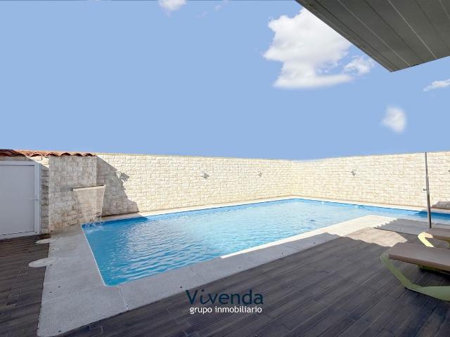 Casa adosada en venta en Cedillo del Condado. Tu refugio de tranquilidad con piscina privada en Cedillo del Condado. Casas adosadas Cedillo del.