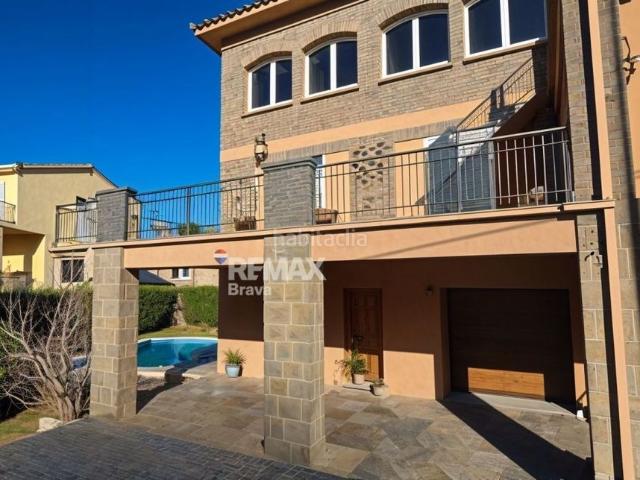 Casa adosada en venta en Celrà. Celrà Vivienda de grandes dimensiones con jardín, piscina y planta independiente. Casas adosadas.