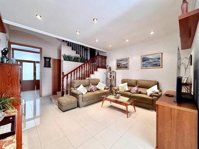 Casa adosada en Venta en Centre