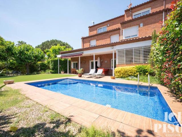 Casa adosada en Venta en Centre
