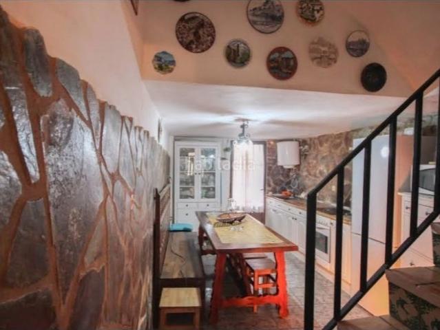Casa adosada en venta en Cervera del Río Alhama. Casa rústica con dos bodegas y zona interior con barbacoa. Casas adosadas Cervera del Río.
