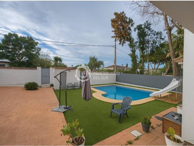 Casa adosada en venta en Chiclana de la Frontera, Los Franceses La Vega. Chalet con piscina privada y amplio terreno. Casas adosadas Chiclana de la.