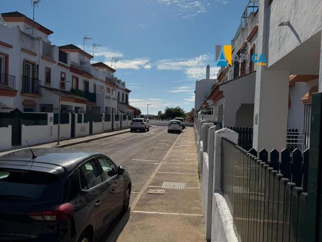 Casa adosada en venta en Chiclana de la Frontera, La Barrosa. ADOSADO EN LOS GALLOS! 3 PLANTAS, JARDÍN PRIVADO Y TERRAZA. Casas adosadas Chiclana de la.