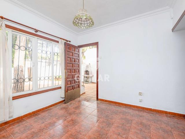 Casa adosada en venta en Chiclana de la Frontera, La Barrosa. Descubre este encantador chalet adosado ubicado a cinco minutos de la playa andando en la prestigiosa zona de La Barrosa, Chiclana. Casas.
