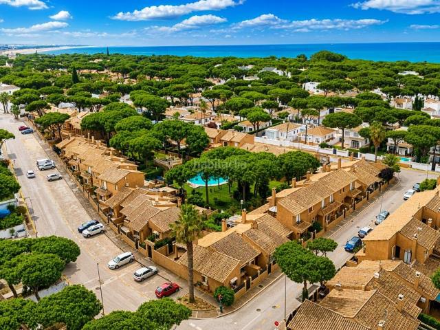 Casa adosada en venta en Chiclana de la Frontera, Sancti Pietri. VIVIENDA EN PLANTA BAJA EN URBANIZACION CON PISCINA. Casas adosadas Chiclana de la.