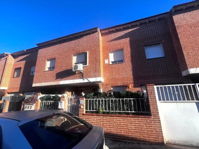 Casa adosada en venta en Chozas de Canales. Casas adosadas Chozas de.