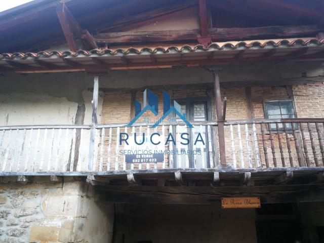 Casa adosada en venta en Cieza. En venta encantadora casa de piedra en Villasuso de Anievas, Cantabria. Casas adosadas.