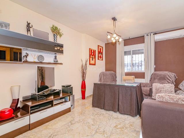 Casa adosada en venta en Cijuela. Bonita casa pareada en urbanización con piscina. Casas adosadas.