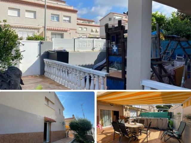 Casa adosada en venta en Creixell Costa Dorada. Casa adosada esquinera con gran jardín privado cerca de la playa en Creixell. Casas adosadas.