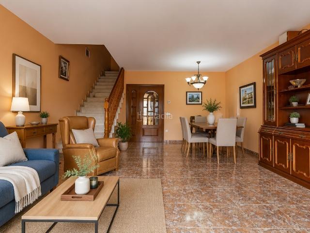 Casa adosada en venta en Cubelles, Santa Maria l´Eixample Sud Sumella. Descubre esta amplia y luminosa casa pareada distribuida en cuatro plantas, con un espectacular garaje de 76 m, tres.