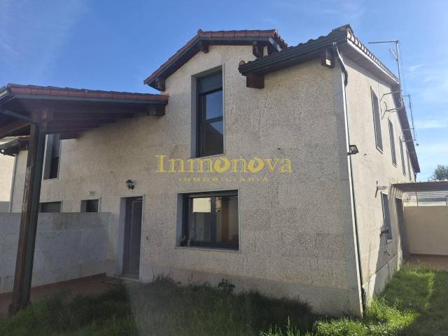 Casa adosada en Venta en A Merca