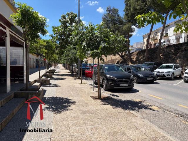 Casa adosada en venta en Antequera, Cueva de Menga. Atención, interesados en vivir en la bonita localidad de Antequera! un espacioso adosado ubicado en la Urbanización La Peseta. Casas adosadas.