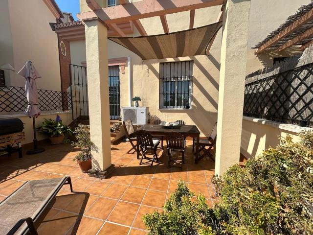 Casa adosada en venta en Antequera, Fuentemora. CASA EN URBANIZACION ALMINARES SALE A LA VENTA. Casas adosadas.