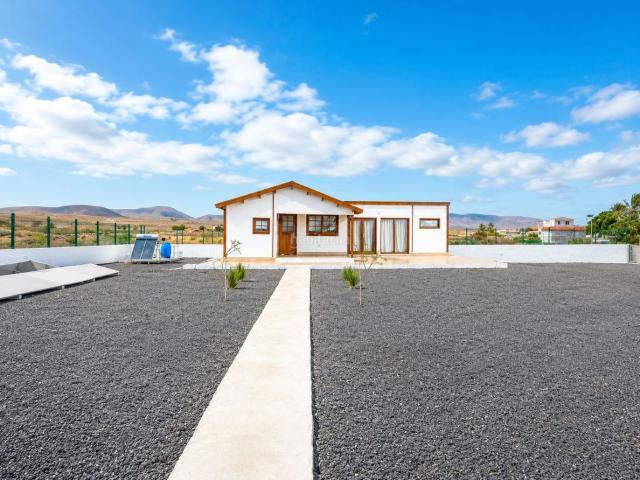 Casa adosada en venta en Antigua, Antigua pueblo. ANTIGUA LAS POCETAS Parcela esquinera con vivienda de madera autosuficiente. Casas adosadas.