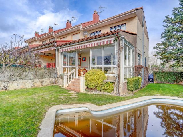 Casa adosada en venta en Anguciana – Calle Villalba