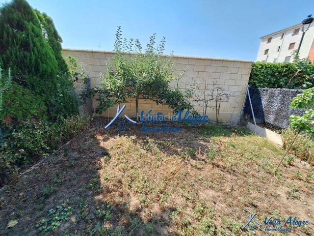 Casa adosada en venta en Anguciana. 3319 6264 Chalet adosado en urbanización. Casas adosadas.