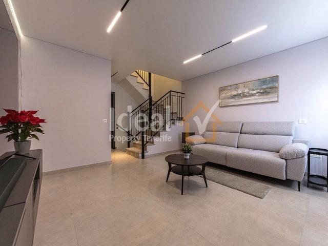 Casa adosada en venta en Adeje, Casco Urbano. Casa adosada de 4 dormitorios en Jardin Botanico en Adeje. Casas adosadas.