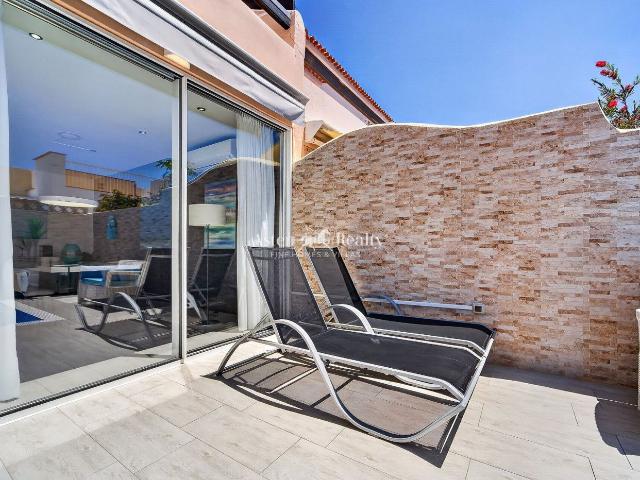 Casa adosada en venta en Adeje, Casco Urbano. Elegancia y calma con piscina privada en Playa Paraiso, Adeje. Casas adosadas.