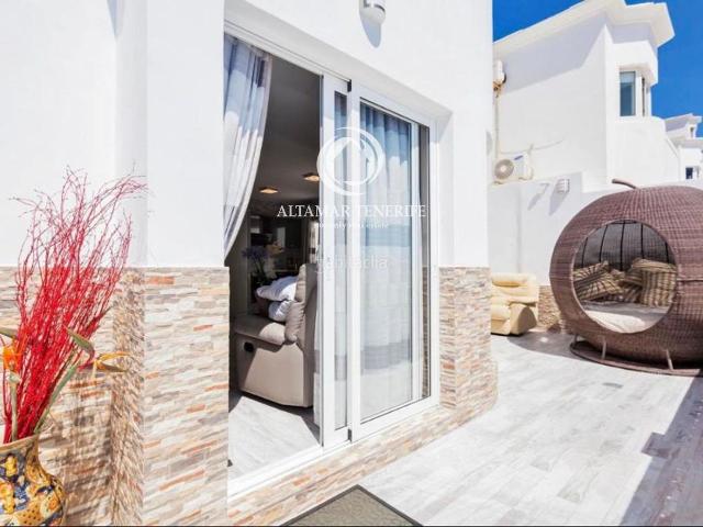 Casa adosada en venta en Adeje, San Eugenio Alto. Casa adosada renovada con vistas al mar en Torviscas Alto Costa Adeje. Casas adosadas.