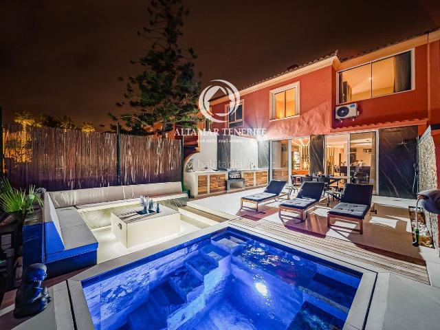 Casa adosada en venta en Adeje, Playa de Fañabé. Exclusivo adosado en Playa Del Duque, Costa Adeje. Casas adosadas.