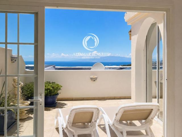 Casa adosada en venta en Adeje, Playa Fañabé Alto. Chalet adosado con piscina privada en El Madroñal. Casas adosadas.